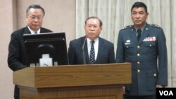 台灣國防部長嚴明(左一)於3月6號在立法院接受質詢(美國之音 張永泰拍攝)