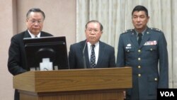 台湾国防部长严明(左一)于3月6号在立法院接受质询(美国之音 张永泰拍摄)