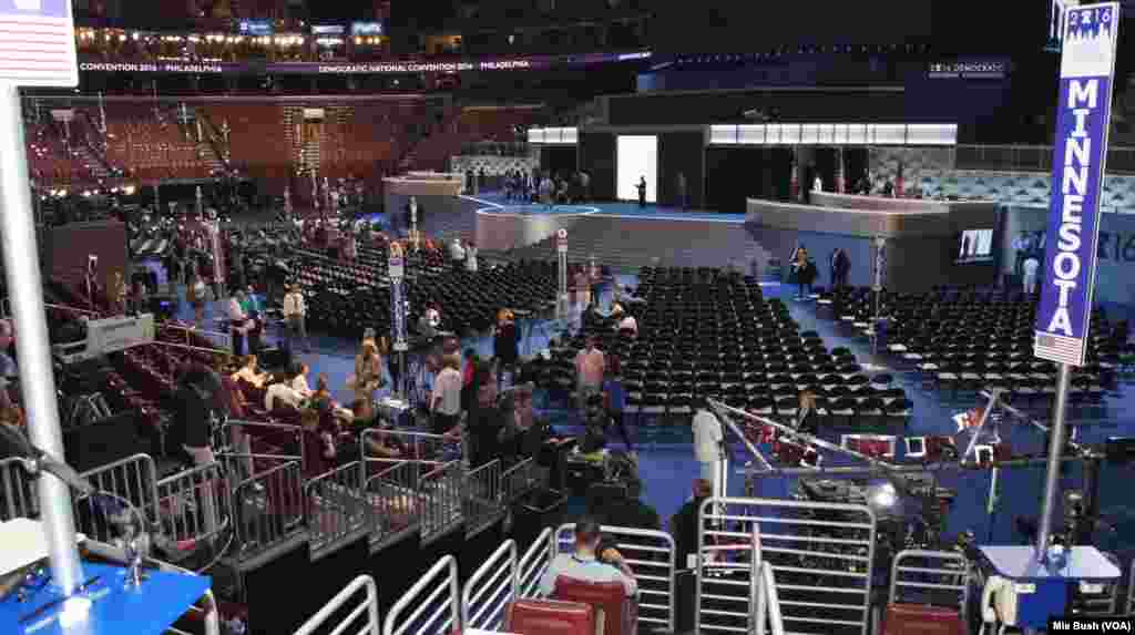 The floor at the Wells Fargo Arena is abuzz with activity each morning, with reporters interviewing officials and delegates or offering analysis of events at the Democratic National Convention, in Philadelphia, July 26, 2016. (Mia Bush/VOA)