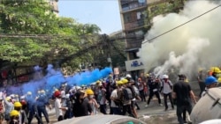 Para pengunjuk rasa meledakkan granat asap untuk menghalangi pandangan para penembak jitu di Sanchaung, Yangon, Myanmar 3 Maret 2021. (Foto: videograb/Reuters).
