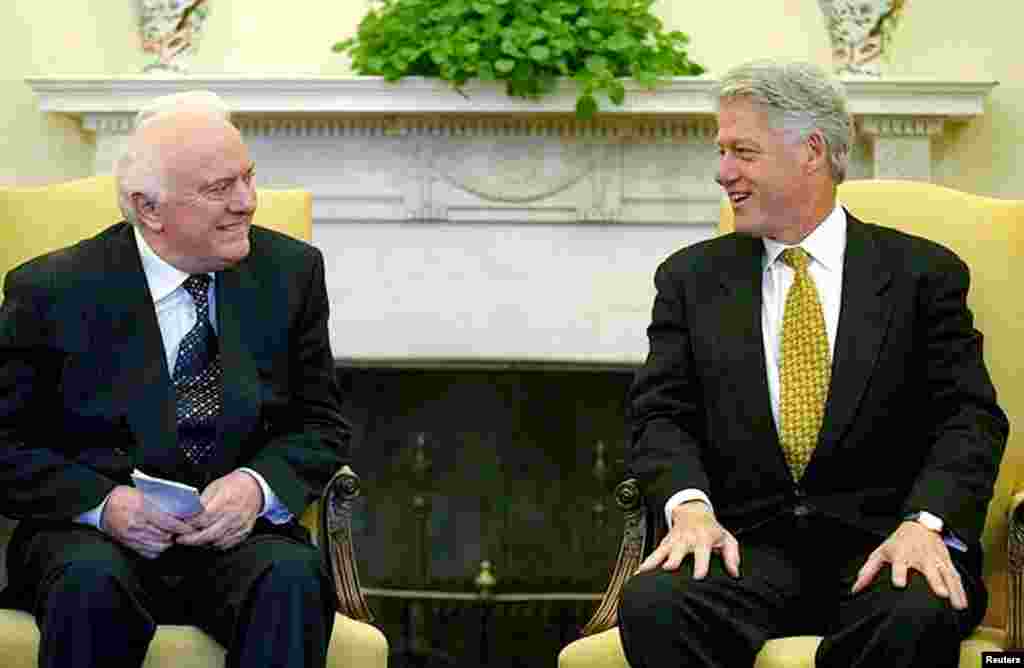 Presiden AS Bill Clinton bertemu dengan Presiden Georgia Eduard Shevardnadze di Oval Office di Gedung Putih, 23 September 1999.