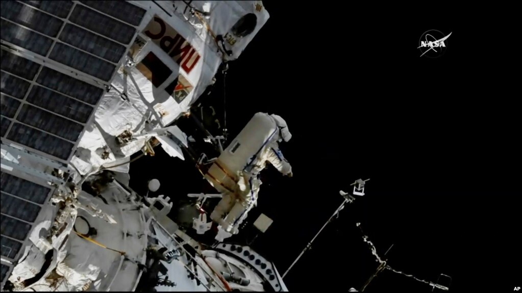 En esta imagen tomada de un video provisto por NASA el astronauta Sergey Prokopyev lanza un nano-satÃ©lite Sirius desde la EstaciÃ³n Espacial Internacional. 15 de agosto de 2018.