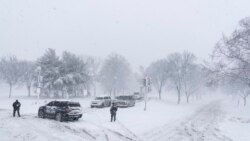 成百上千的駕車人在美國首都附近的高速公路上被困在雪中