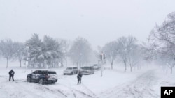 從拜登總統車隊的媒體巴士拍攝到的華盛頓一處白雪覆蓋的路口。(2021年1月3日)