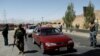 Les forces de sécurité afghanes surveillent un poste de contrôle sur l'autoroute Ghazni, à Maidan Shar, la capitale de la province de Wardak, en Afghanistan, le 12 août 2018.