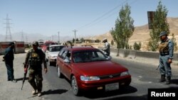 Les forces de sécurité afghanes surveillent un poste de contrôle sur l'autoroute Ghazni, à Maidan Shar, la capitale de la province de Wardak, en Afghanistan, le 12 août 2018.