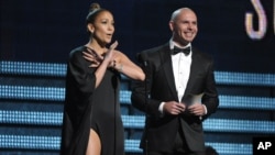 Jennifer Lopez dan penyanyi rap/produser Pitbull dalam acara Grammy Awards 2013. (Foto: Dok)