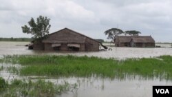 ဒဂုံမြို့သစ်အရှေ့ပိုင်း ရေကြီးမှုဖြစ်နေစဉ် (ဓာတ်ပုံ-ဗွီအိုအေမြန်မာပိုင်း) ၂၆ သြဂုတ် ၂၀၁၃။
