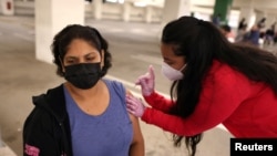 Một người được tiêm ngừa vaccine COVID-19 ở Los Angeles, bang California, Mỹ, ngày 12 tháng 4, 2021. 