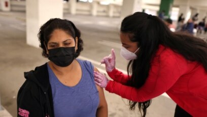 Một người được tiêm ngừa vaccine COVID-19 ở Los Angeles, bang California, Mỹ, ngày 12 tháng 4, 2021. 