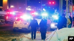 Des policiers près d'une mosquée après une fusillade à Québec, le 29 janvier 2017