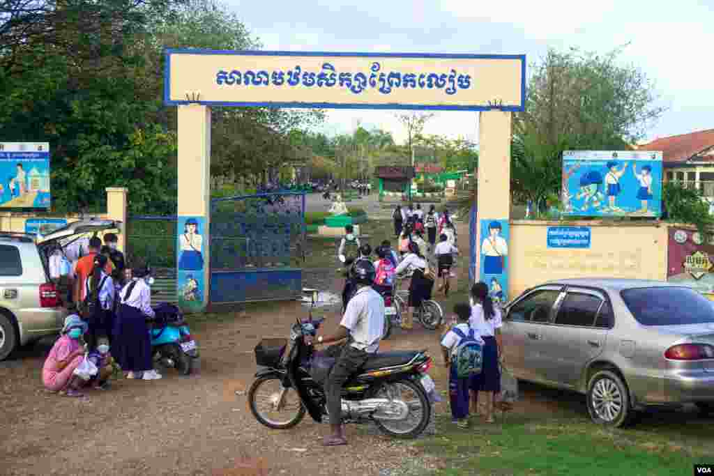 កុមារ និងយុវវ័យកម្ពុជា ចាប់ផ្តើមចូលរៀននៅសាលារៀនវិញ តាមការកំណត់របស់ក្រសួងអប់រំ យុវជន និងកីឡា ក្រោយការរំខានដោយជំងឺកូវីដ១៩ អស់ពេលជាច្រើនខែ រាជធានីភ្នំពេញ ថ្ងៃទី១ ខែវិច្ឆិកា ឆ្នាំ២០២១។ (ហ៊ាន សុជាតា/វីអូអេ)