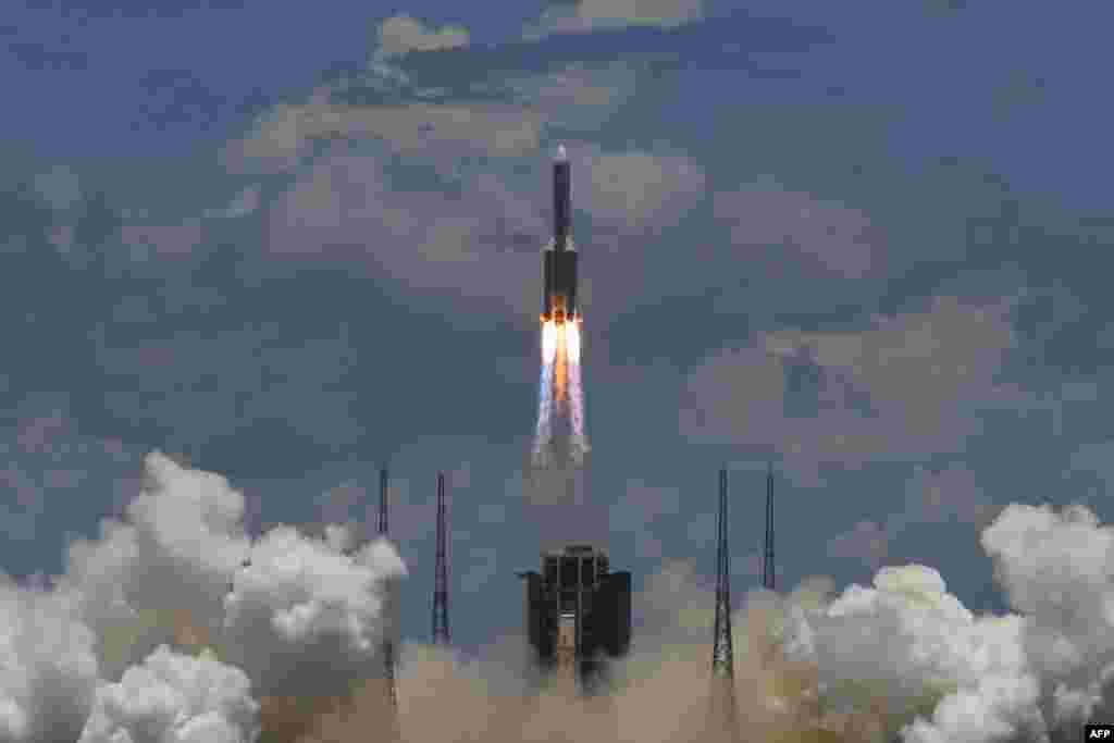 Uzun Mart-5 raketi Çinin cənubundakı Hainan əyalətindəki mərkəzdən çıxarkən