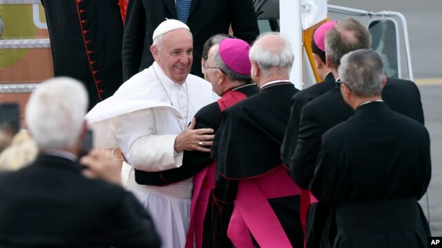 Tan pronto llegó a Filadelfia el papa Francisco se dirigió a la catedral de San Pedro y San Pablo para oficiar una misa.