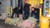 Autoritetet amerikane duke shkarkuar një kamion të konfiskuar me kokainë në portin e Nju Jorkut