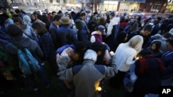 Warga AS yang berduka melakukan doa bersama Rabu (17/4) di Balai Kota Boston, Massachussets untuk para korban ledakan pada Marathon Boston. (AP/Matt Rourke) 