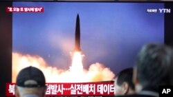 En Seúl, capital de Corea del Sur, personas miran en la televisión imágenes de archivo del lanzamiento de un misil de Corea del Norte, el viernes 2 de agosto de 2019.