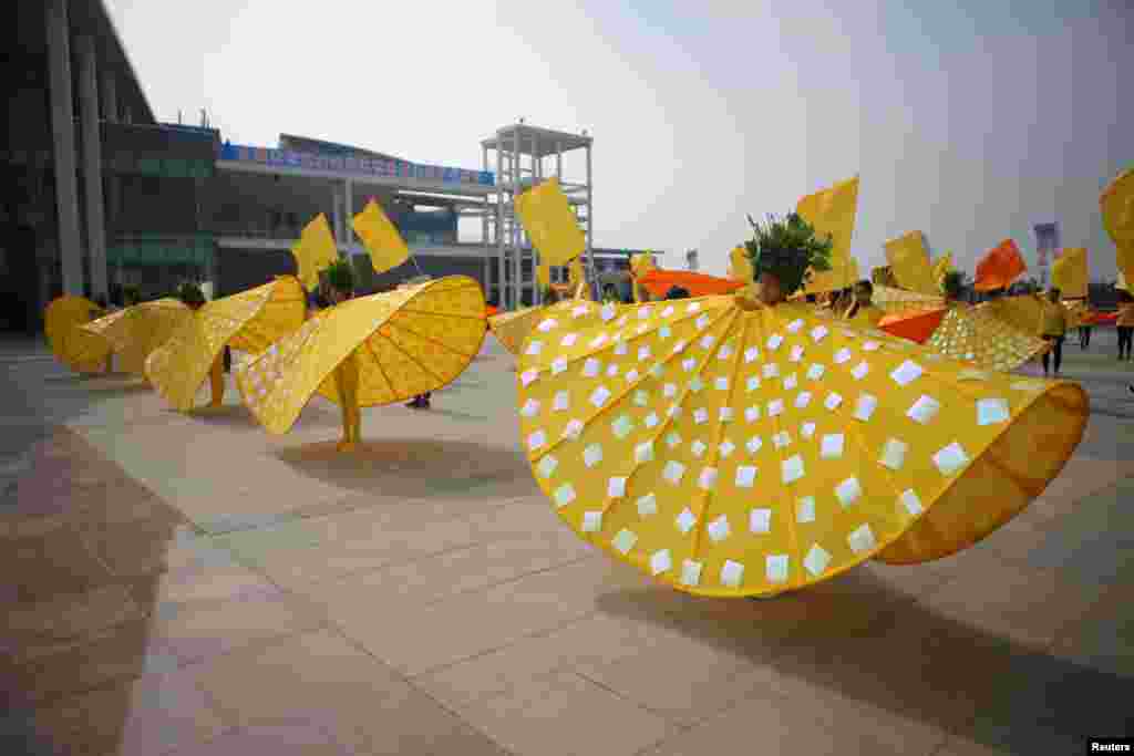 Festividades homenageando o Rio Amarelo, na China.
