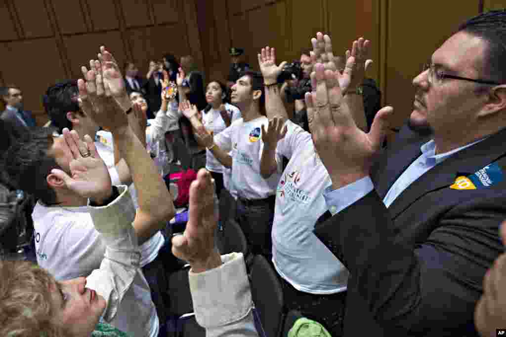Những người ủng hộ cải tổ di trú cầu nguyện trước khi bắt đầu cuộc họp của Ủy ban Tư pháp Thượng viện ở Quốc hội, Washington, 9 tháng 5, 2013.