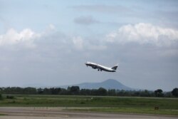 Pesawat milik maskapai penerbangan Arik airline lepas landas dari bandara internasional Nnamdi Azikiwe di Abuja, Nigeria, 8 Juli 2020.