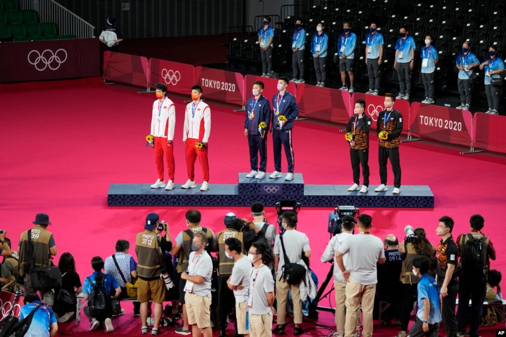 东京奥运会羽毛球男双颁奖台上，台湾选手李洋及王齐麟获金牌，中国选手李俊慧与刘雨辰获银牌，马来西亚选手获铜牌。（2021年7月31日）(photo:VOA)