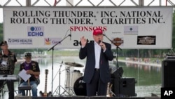 Ứng cử viên tổng thống Đảng Cộng hòa Donald Trump phát biểu trước những người ủng hộ và người lái xe môtô Rolling Thunder trên Quảng trường Quốc gia ở Washington, ngày 29 tháng 5, 2016.