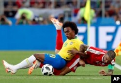 El brasileño Willian, izquierda, y el serbio Aleksandar Kolarov luchan por el balón durante el partido del grupo E entre Serbia y Brasil, en la Copa Mundial de fútbol 2018 en el Spartak Stadium en Moscú, Rusia, el miércoles 27 de junio de 2018. (Foto AP).