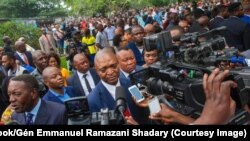 L’ancien ministre de l'Intérieur Emmanuel Ramazani Shadary, au milieu des cadres de sa famille politique, désigné comme son dauphin du président Joseph Kabila pour l'élection présidentielle du 23 décembre, 12 juillet 2018. (Facebook/Gén Emmanuel Ramazani) 