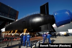 Kapal Angkatan Laut Prancis bernama "Suffren", pertama dari kapal selam serang nuklir kelas Barracuda, meninggalkan bengkel konstruksinya di lokasi Naval Group di Cherbourg, Prancis, 5 Juli 2019. (Foto: REUTERS/Benoit Tessier)