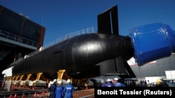 Kapal Angkatan Laut Prancis bernama "Suffren", pertama dari kapal selam serang nuklir kelas Barracuda, meninggalkan bengkel konstruksinya di lokasi Naval Group di Cherbourg, Prancis, 5 Juli 2019. (Foto: REUTERS/Benoit Tessier)