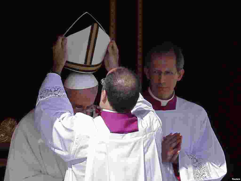 La mitre est plac&eacute;e sur la t&ecirc;te du Pape Fran&ccedil;ois lors de sa messe inaugurale sur la place Saint-Pierre du Vatican, le 19 mars 2013.
