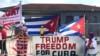 川普总统的支持者站在佛罗里达州迈阿密的曼努埃尔·阿尔泰姆剧院附近。（2017年6月16日）