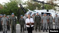 Prezidan Chili a, Michelle Bachelet, pandan li tap rankontre a twoup militè MINUSTAH yo, Ayiti, 27 mas 2017.