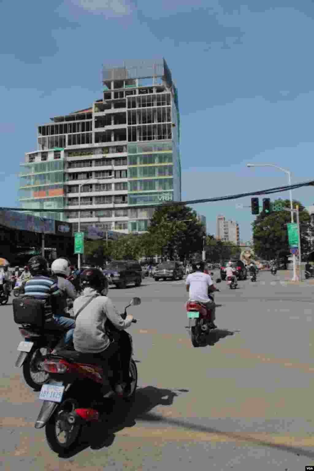 A tall building being built on Mao Tse Toung Boulevard in Phnom Penh, September 27, 2014. (Nov Povleakhena/VOA Khmer) 