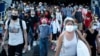 Arhiva - Putnici sa medicinskim maskama iskrcaravju se sa trajktea u luci Pirej, u blizini Atine, Grčka, 20. avgusta 2020.