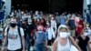 Des voyageurs portant des masques faciaux contre la propagation du nouveau coronavirus, débarquent d'un ferry au port du Pirée, près d'Athènes, le jeudi 20 août 2020. (Photo AP / Thanassis Stavrakis)