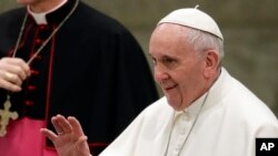 Paus Fransiskus menyapa umat Katolik di Pope Paul VI hall, di Vatikan, 18 Januari 2017. 