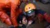 Tim SAR berhasil menyelamatkan seorang penyintas yang berada di bawah reruntuhan bangunan pasca gempa di Palu, Sulawesi Tengah, Minggu (30/9). 