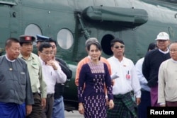 Myanmar's de facto leader Aung San Suu Kyi arrives at Sittwe airport after visiting Maungdaw in the country's Rakhine state, Nov. 2, 2017.
