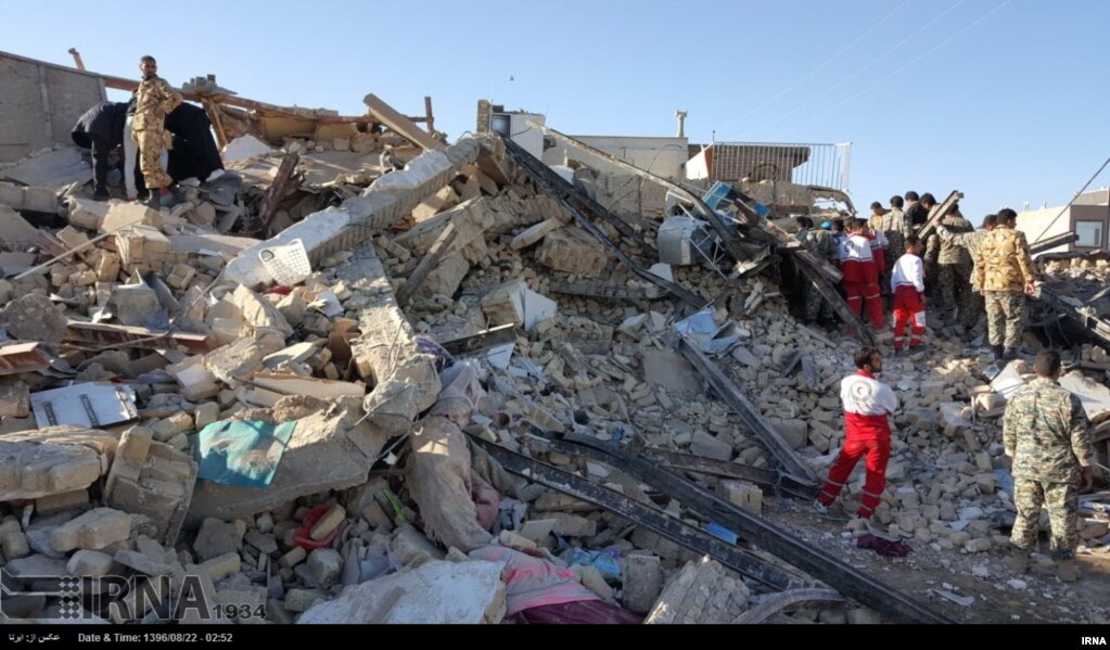 تلویزیون دولتی ایران گزارش داد که در این زلزله ۳۴۱ نفر در ولایت کوهستانی و دور افتادۀ کرمانشاه آن کشور کشته شده و نزدیک به ۶۰۰۰ نفر دیگر زخمی شده است.