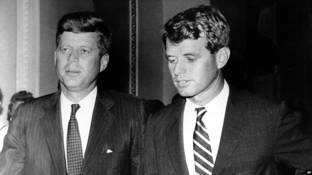 John F. Kennedy (trái) và em trai, Robert Kennedy, ngày 10 tháng Bảy, 1960.
