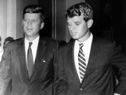 John F. Kennedy (solda) başkanlık kampanyası sırasında kardeşi Robert'la (1960)