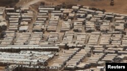 Tenda pengungsi Suriah di kota Arsal, Lebanon, dekat perbatasan dengan Suriah, 21 April 2017. (REUTERS/Mohamed Azakir) 