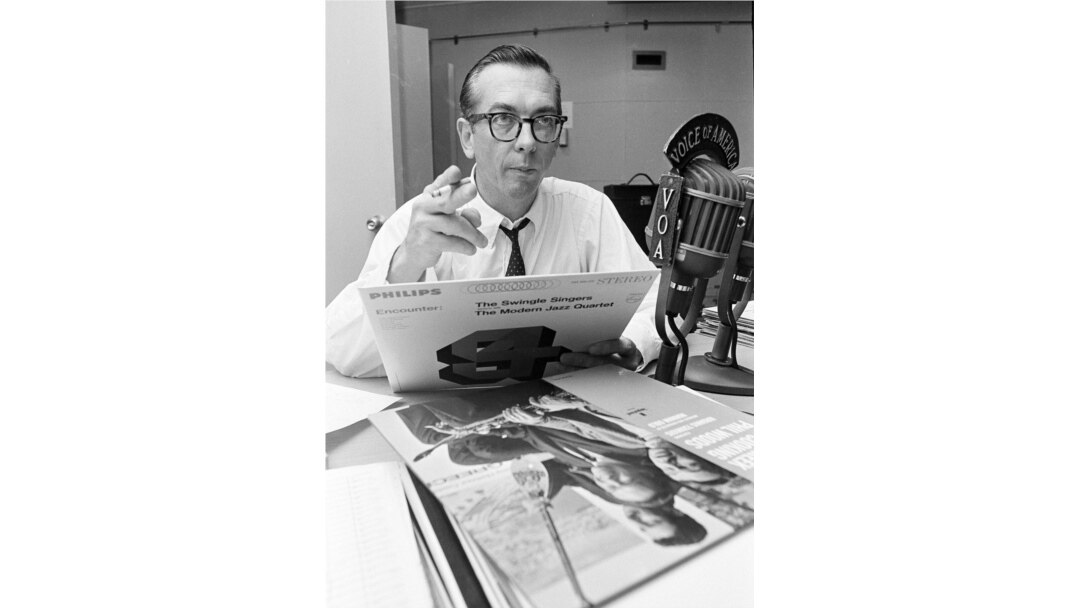 Willis Conover memeriksa rekaman untuk pertunjukan "Music USA" di studio Voice of America di Washington, DC, 8 September 1967. Tidak diketahui oleh sebagian besar penggemar jazz Amerika, Conover adalah idola 1.300 klub penggemar, banyak di Uni Soviet dan