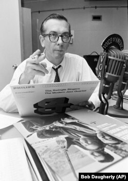 Vilis Konover vodi program "Music USA" u studiju Glasa Amerike u Vašingtonu, 8. septembra 1967.