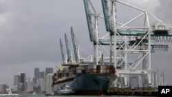 在美國邁阿密港裝載進出口貨物的貨輪 (資料照片)