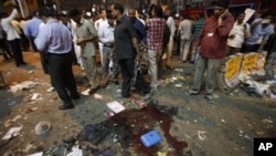 Warga berkerumun di sekitar lokasi ledakan bom di Hyderabad, India, Kamis (21/2). Dilaporkan sekitar 16 tewas dan 100 orang lainnya terluka dalam insiden itu. 