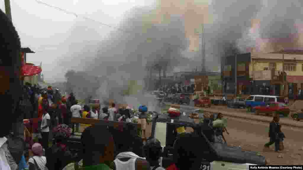 De la fumée monte des objets brulés par des manifestants alors que les conducteurs de taxi sont en grève à Luanda, 5 octobre 2015. Photo d&#39;​António Muanza