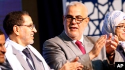 Saad Eddine El Othmani, ancien ministre marocain des Affaires étrangères, à gauche, lors d'une réunion de campagne dans un stade sportif de Rabat, Maroc, 25 septembre 2016. 