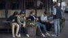 8 Nisan 2020 - Stockholm'da bir grup genç pandemi sürecinde bir restoranın önünde vakit geçirirken